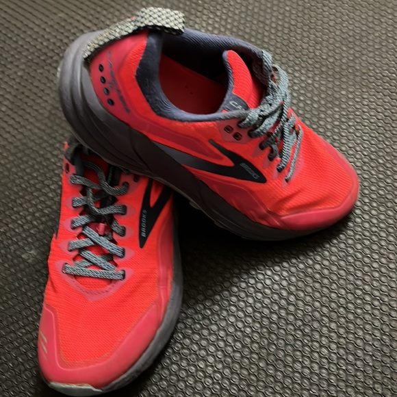 Brooks girls cascadia 16 size 6Girls - Picture 2 of 4